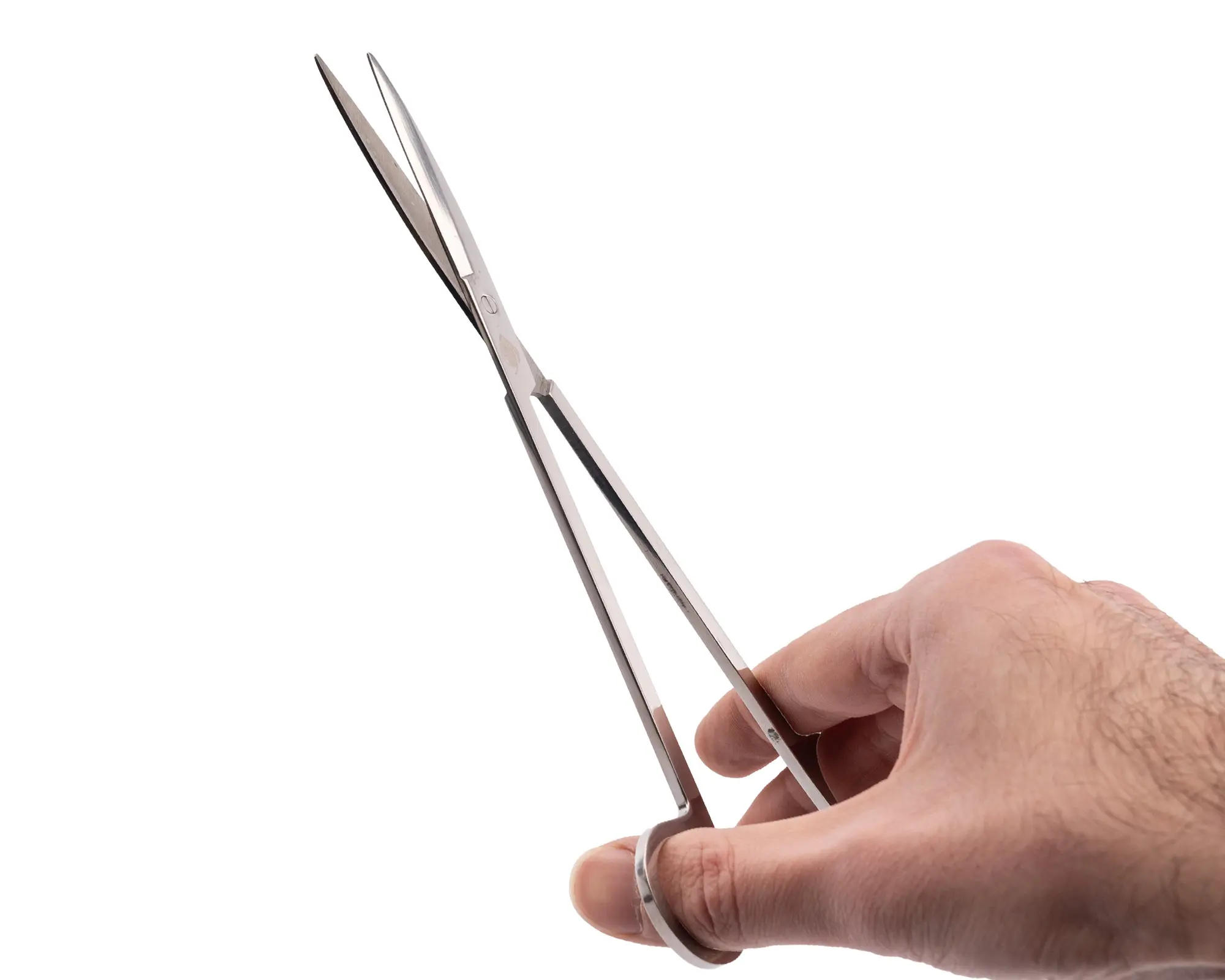 Hand hält lange chirurgische Schere aus Edelstahl
