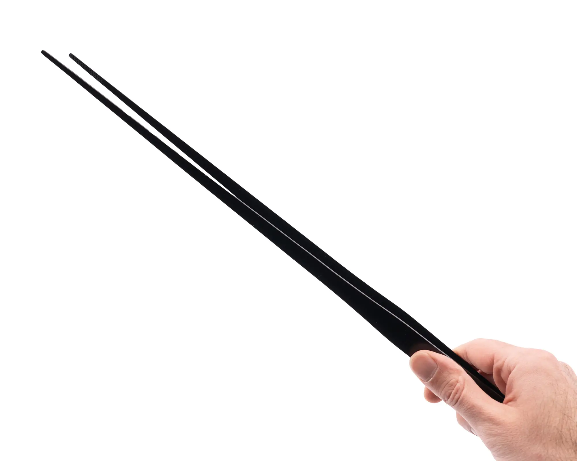 Hand hält lange schwarze Pinzette