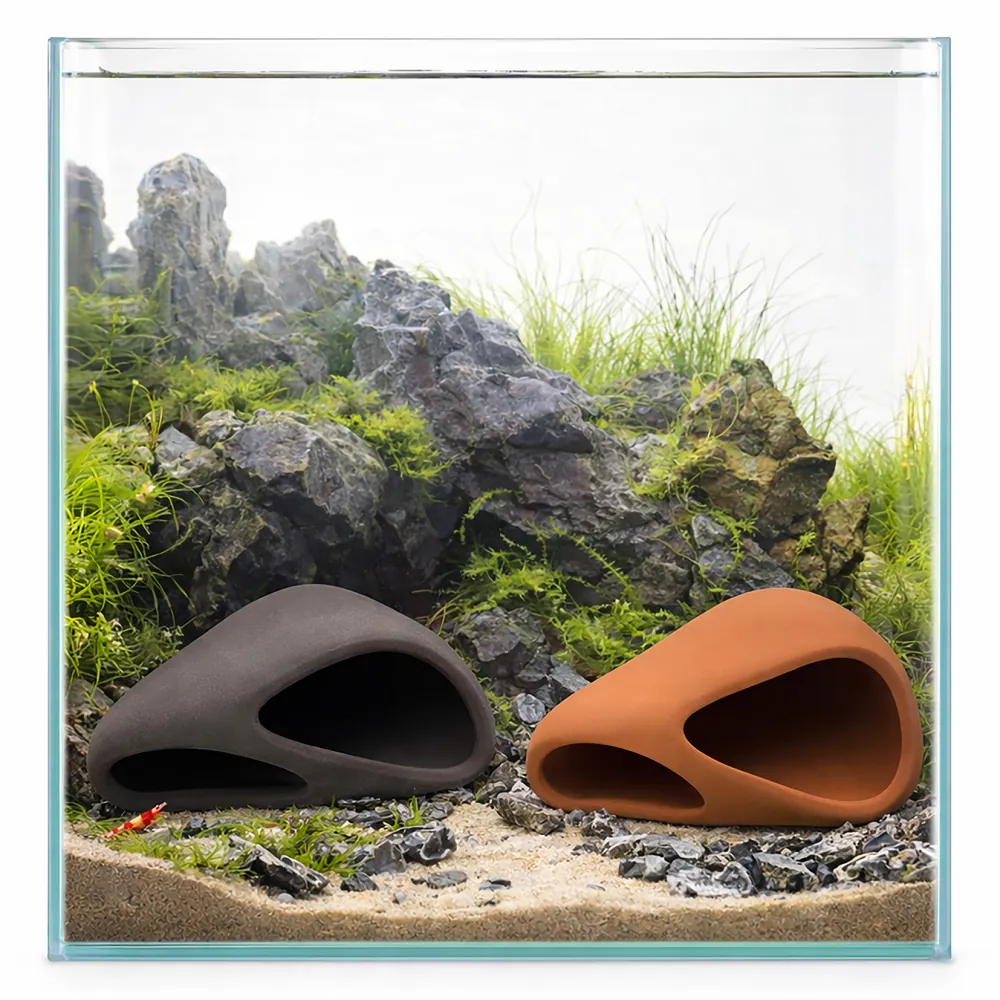 Hobby Wave Cave 1 red – rote, glatt gebrannte Keramikhöhle (12 x 12 x 5,5 cm) als Rückzugsort für Fische, Garnelen und Krebse im Süßwasseraquarium, im Bild rechts auf Sand vor Aquarienpflanzen und Dekogestein