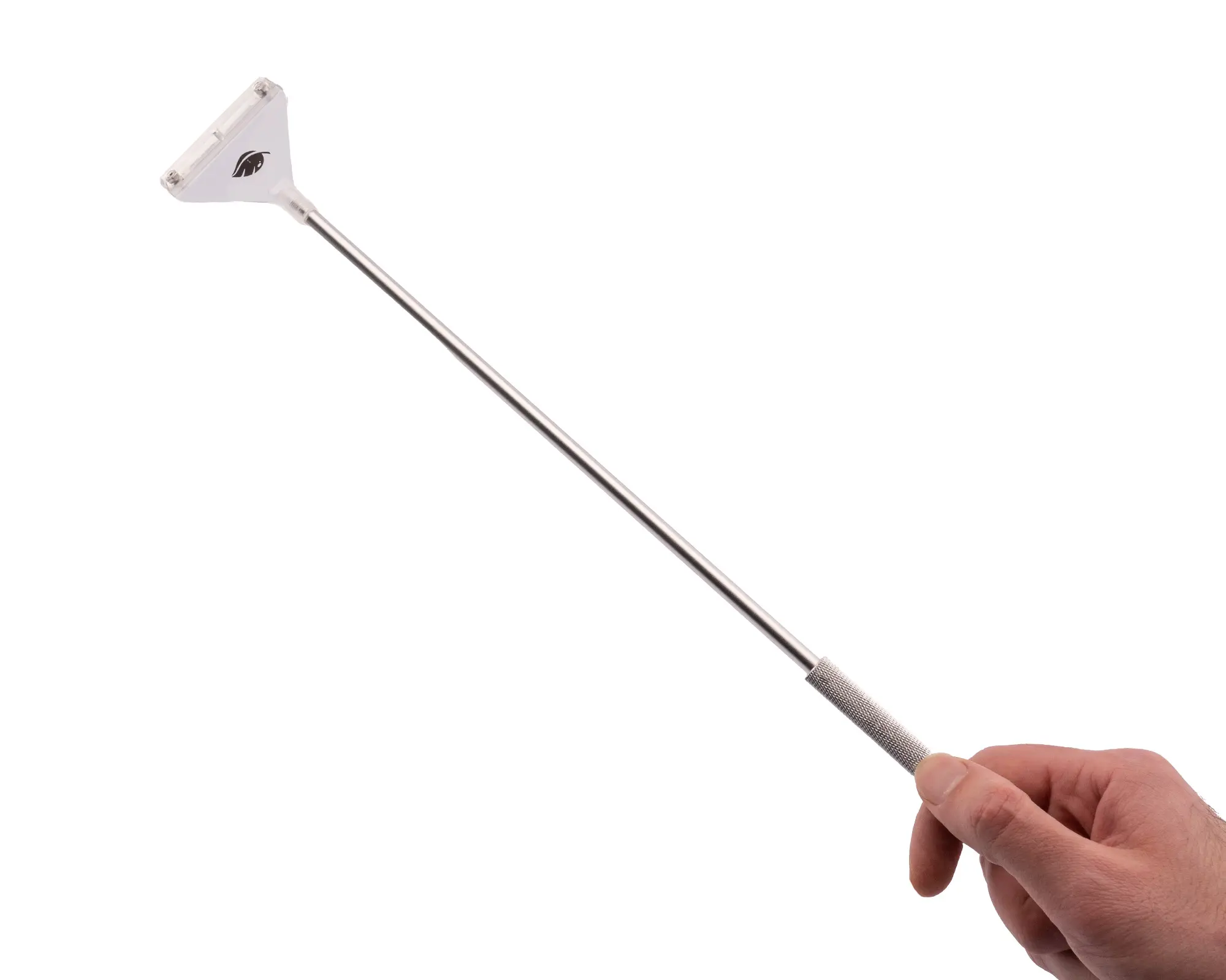 Hand hält Metallspachtel mit schmaler Klinge